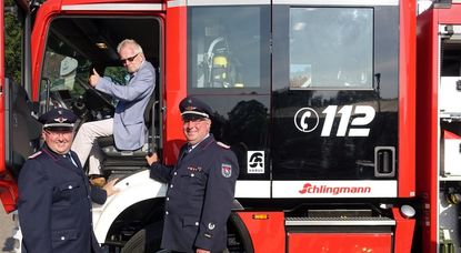 Bürgermeister Ulf Voigts (Mitte) durfte zuerst Platz nehmen.Diese Neuanschaffung des LF10 ist ein Quantensprung für die Frelsdorfer Feuerwehr. Ortsbrandmeister Michael Hollen (l.) und Gemeindebrandmeister Ralf Meyer (r.) sind begeistert.  Foto: khe