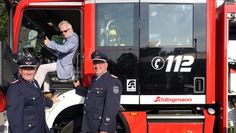Bürgermeister Ulf Voigts (Mitte) durfte zuerst Platz nehmen.Diese Neuanschaffung des LF10 ist ein Quantensprung für die Frelsdorfer Feuerwehr. Ortsbrandmeister Michael Hollen (l.) und Gemeindebrandmeister Ralf Meyer (r.) sind begeistert.  Foto: khe