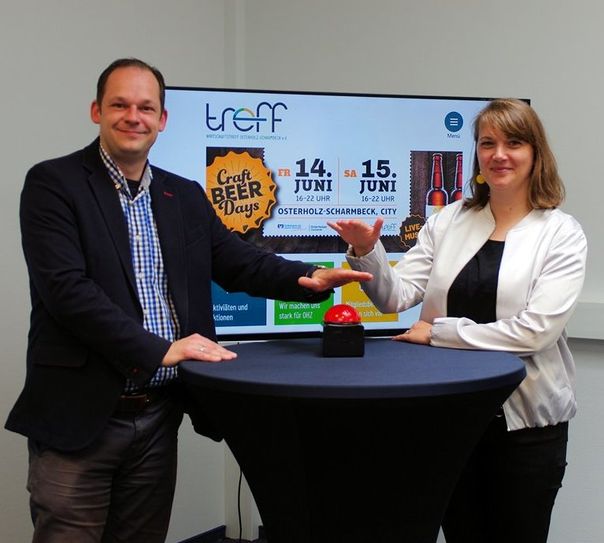Carolin Novak und Stefan Molkentin drückten am Dienstag symbolisch den Buzzer, um den neuen Webauftritt des Wirtschaftstreffs Osterholz-Scharmbeck e.V. freizugeben. Foto: lse