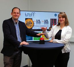 Carolin Novak und Stefan Molkentin drückten am Dienstag symbolisch den Buzzer, um den neuen Webauftritt des Wirtschaftstreffs Osterholz-Scharmbeck e.V. freizugeben.  Foto: lse