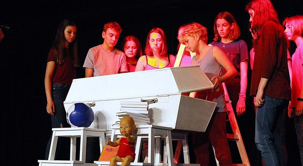 Der Berg der Bedeutung wächst, selbst der exhumierte Sarg des vermissten toten Bruders des einen, bedeutet dem anderen nichts. Die TiO-Theaterjugend spielt ein aufwühlendes Stück.   Foto: ek
