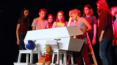 Der Berg der Bedeutung wächst, selbst der exhumierte Sarg des vermissten toten Bruders des einen, bedeutet dem anderen nichts. Die TiO-Theaterjugend spielt ein aufwühlendes Stück.   Foto: ek
