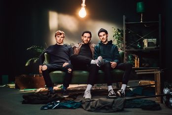 Für das Trio „Faakmarwin“, das ab 21 Uhr die Bühne übernimmt, ist es fast so etwas wie ein Heimspiel. Zwei der drei Mitglieder kommen aus der Kreisstadt. Foto: Max Hartmann