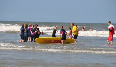Die Arbeit mit dem Rettungsbrett zeigten den größeren Teilnehmern, wie anstrengend das Retten in der Nordsee ist. Foto: uml