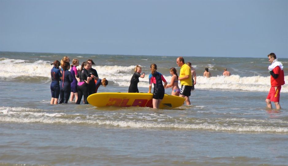 Die Arbeit mit dem Rettungsbrett zeigten den größeren Teilnehmern, wie anstrengend das Retten in der Nordsee ist. Foto: uml
