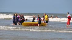 Die Arbeit mit dem Rettungsbrett zeigten den größeren Teilnehmern, wie anstrengend das Retten in der Nordsee ist. Foto: uml