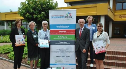 Die Akteure der dritten Gesundheitskonferenz präsentieren sich mit Landrat Hermann Luttmann beim Pressegespräch vor dem Eingang des Gymnasiums in Bremervörde. Foto: uml