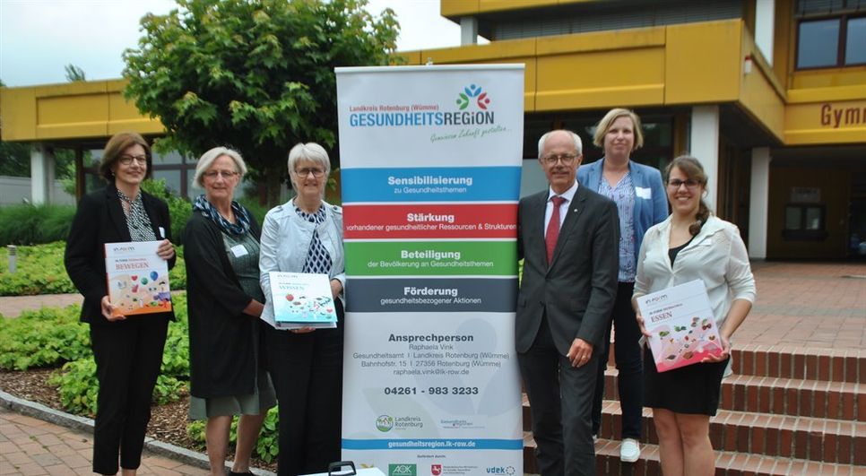 Die Akteure der dritten Gesundheitskonferenz präsentieren sich mit Landrat Hermann Luttmann beim Pressegespräch vor dem Eingang des Gymnasiums in Bremervörde. Foto: uml