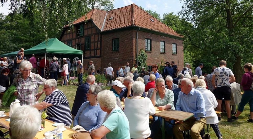 Die alte Wassermühle in Deelbrügge lockte zahlreiche Besucher an. Wer Glück hatte, konnte einen Sitzplatz in der Sonne ergattern.  Foto: khe