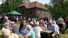 Die alte Wassermühle in Deelbrügge lockte zahlreiche Besucher an. Wer Glück hatte, konnte einen Sitzplatz in der Sonne ergattern.  Foto: khe