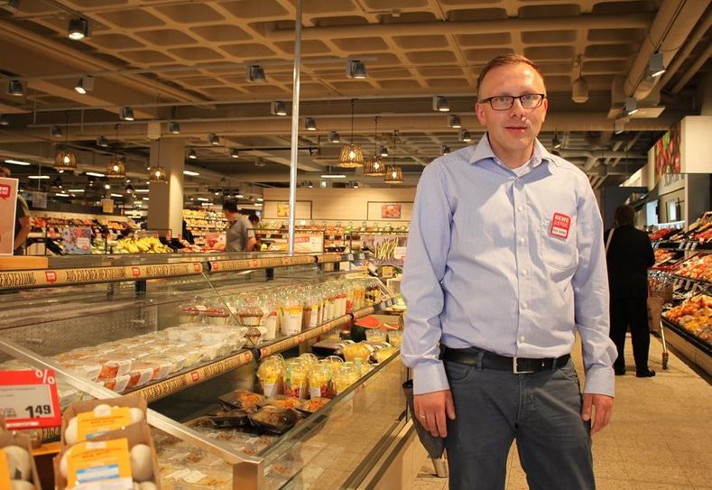Ob Fleischtheke oder Obst- und Gemüse - Zur Neueröffnung blieb keine Abteilung unerforscht. Marktleiter Viktor Adler (Mitte) freute sich über die gelungene Wiedereröffnung und viele staunende Kunden in seinem REWE-Markt.  Fotos: jgir
