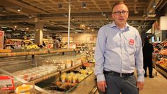 Ob Fleischtheke oder Obst- und Gemüse - Zur Neueröffnung blieb keine Abteilung unerforscht. Marktleiter Viktor Adler (Mitte) freute sich über die gelungene Wiedereröffnung und viele staunende Kunden in seinem REWE-Markt.  Fotos: jgir