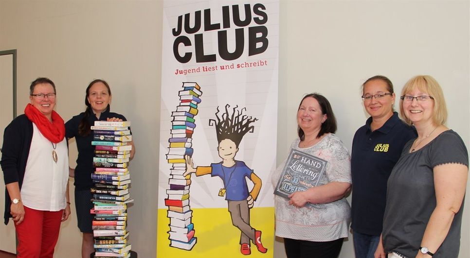 Ein engagiertes Team sorgt mit dem Julius-Club für eine tolle Lese-Ferienfreizeit: Anke Diedrich, ehrenamtliche Mitarbeiterin in der Bücherei und im MGH, Ramona Riggers, Leiterin des DRK-Mehrgenerationenhauses, Erika Hoffmann, ehrenamtliche Mitarbeiterin in der Bücherei, Marina Ropers, Leiterin der Bücherei der Samtgemeinde Geestequelle, und Rita Hinck, ehrenamtliche Mitarbeiterin in der Bücherei (v.l.).   Foto: ue