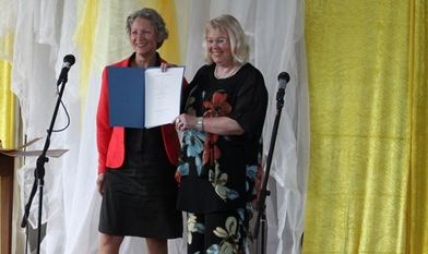 Mit Urkunde in den Ruhestand: Rektorin Ehrhardt-Froese und Dezernentin Frau Dorweiler.  Foto: pvio