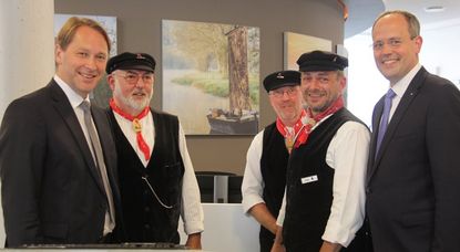 Jens Themsen (Volksbank), Hermann Hoffmann, Manfred Loth, Uwe Grotheer (Torfkahnschiffer) und Jan Mackenberg (Volksbank) stehen hinter der Kampagne und sind gespannt.  Foto: jm