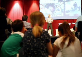 Astro-Alex‘ Vortrag ließ auch die nächste Forscher- und Wissenschaftler-Generation aufmerksam und konzentriert zuhören. Foto: ek