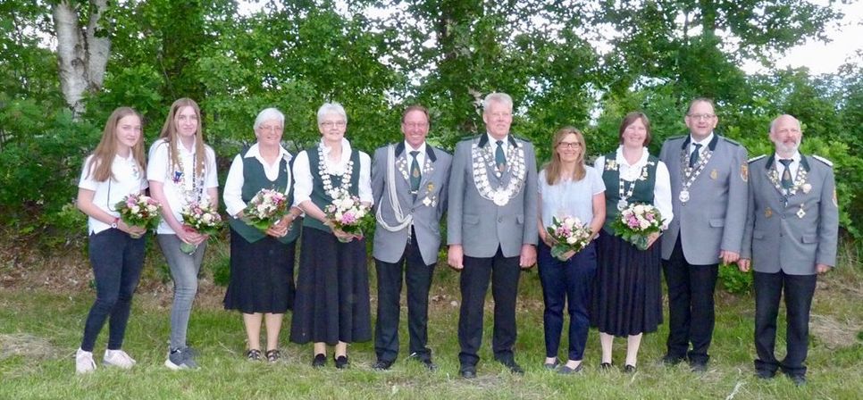 So sehen Sieger aus: Elin Böttjer (Jugendadjutantin), Talea Behrens (Jugendkönigin), Marion Helmke (Damenbegleiterin), Erna Schröder (Damenkönigin), Dieter Tietjen (Adjutant), Werner Kück (Schützenkönig), Elke Kück (Königin), Andrea Helmke (Vizekönigin), Andreas Helmke (Vizekönig), Joachim Kück (1.Vorsitzender)  Foto: akl
