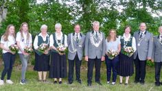So sehen Sieger aus: Elin Böttjer (Jugendadjutantin), Talea Behrens (Jugendkönigin), Marion Helmke (Damenbegleiterin), Erna Schröder (Damenkönigin), Dieter Tietjen (Adjutant), Werner Kück (Schützenkönig), Elke Kück (Königin), Andrea Helmke (Vizekönigin), Andreas Helmke (Vizekönig), Joachim Kück (1.Vorsitzender)  Foto: akl