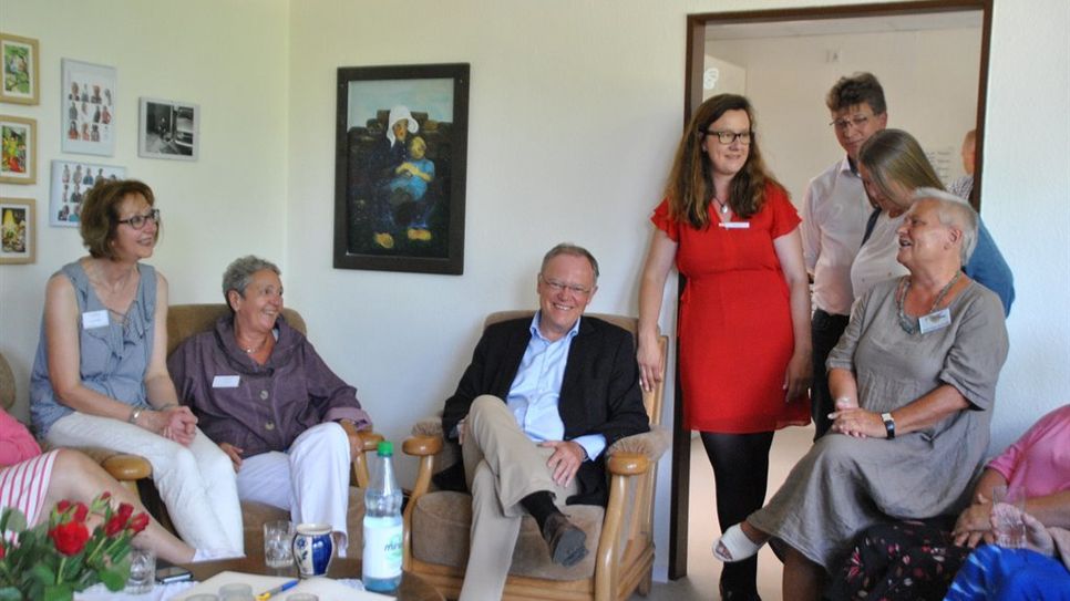 Ministerpräsident Stepfan Weil besuchte im vergangenen Sommer das FrauenZimmer und zeigte sich überzeugt von dem Konzept. Foto: Archiv/ uml