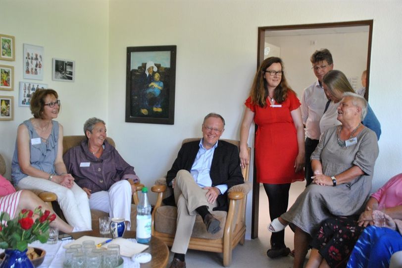 Ministerpräsident Stepfan Weil besuchte im vergangenen Sommer das FrauenZimmer und zeigte sich überzeugt von dem Konzept. Foto: Archiv/ uml