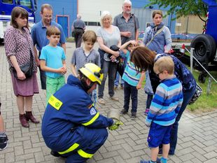 Groß und Klein konnten beim Tag der offenen Tür hautnah erleben, welche technischen Möglichkeiten des THW hat. Foto: lse