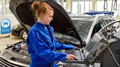 Viele Kfz-Meisterbetriebe bieten einen Rundum-Check für den Pkw vor den großen Ferien an.
 Foto: djd/Kfzgewerbe