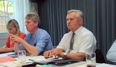 Wilhelm Gathmann (l.) und Erich Gajdzik informierten unter anderem zur Situation der geplanten B74-Sanierung.  Foto: ls