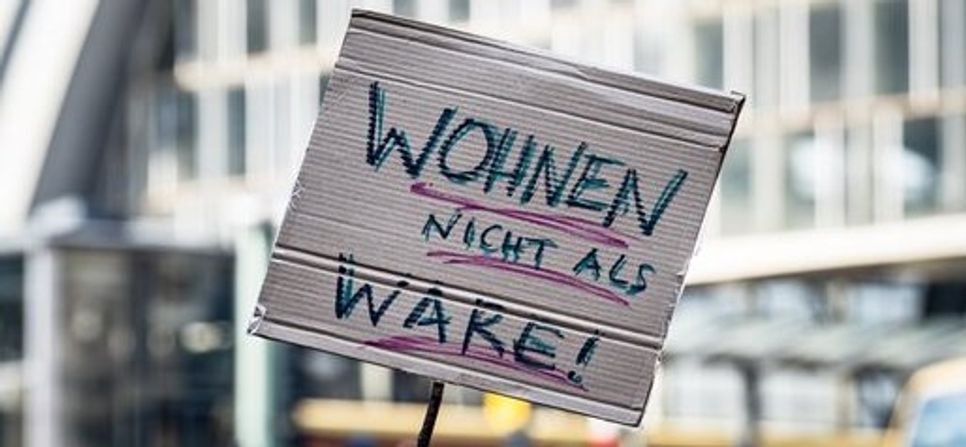 Bezahlbarer Wohnraum wird zur Mangelware und Normalverdiener/innen geraten Not. In Berlin erfolgen teilweise Mieterhöhungen um 1000 Euro. Foto: Adobestock/ Sallmann