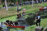 Süßwassermatrosen im Kampf mit den Elementen. Die Klappstauregatta am historischen Oste-Hamme-Kanal war ein Riesenspaß für die Teilnehmer und die unzähligen Schaulustigen.
 Fotos: im
