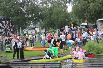 Süßwassermatrosen im Kampf mit den Elementen. Die Klappstauregatta am historischen Oste-Hamme-Kanal war ein Riesenspaß für die Teilnehmer und die unzähligen Schaulustigen.
 Fotos: im