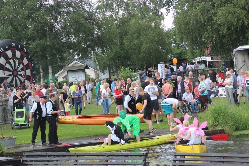 Süßwassermatrosen im Kampf mit den Elementen. Die Klappstauregatta am historischen Oste-Hamme-Kanal war ein Riesenspaß für die Teilnehmer und die unzähligen Schaulustigen.
 Fotos: im