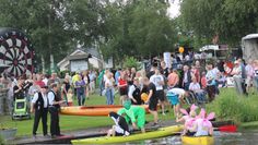 Süßwassermatrosen im Kampf mit den Elementen. Die Klappstauregatta am historischen Oste-Hamme-Kanal war ein Riesenspaß für die Teilnehmer und die unzähligen Schaulustigen.
 Fotos: im