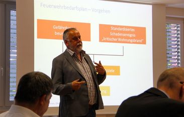 Deutlicher Handlungsbedarf für die nähere Zukunft: Manfred Fennen, Fachmann in Sachen vorbeugender Brandschutz, erläuterte den Ratsmitgliedern das Gutachten zum Feuerwehrbedarfsplan.   Foto: ue