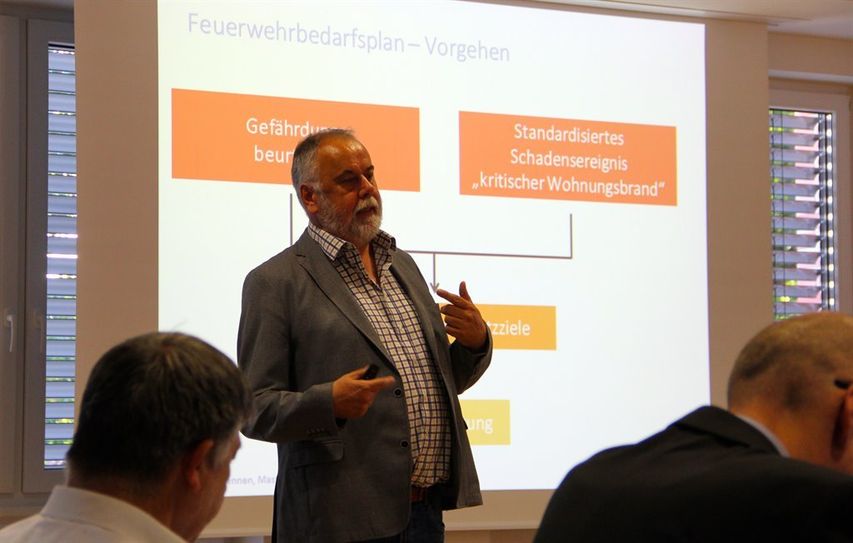 Deutlicher Handlungsbedarf für die nähere Zukunft: Manfred Fennen, Fachmann in Sachen vorbeugender Brandschutz, erläuterte den Ratsmitgliedern das Gutachten zum Feuerwehrbedarfsplan.   Foto: ue