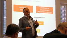 Deutlicher Handlungsbedarf für die nähere Zukunft: Manfred Fennen, Fachmann in Sachen vorbeugender Brandschutz, erläuterte den Ratsmitgliedern das Gutachten zum Feuerwehrbedarfsplan.   Foto: ue