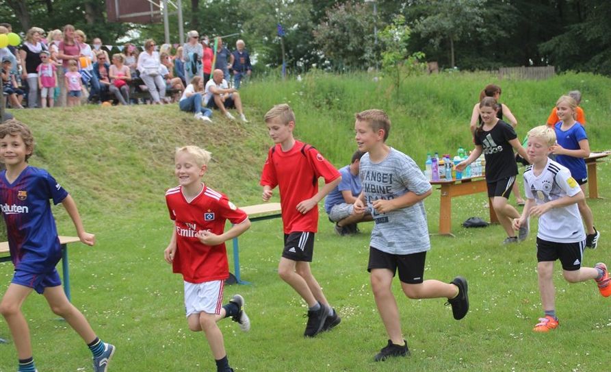 Die Schüler der sportfreundlichen Grundschule Kuhstedt liefen für den guten Zweck.  Foto: im