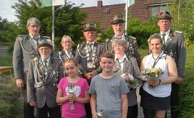 Es wurde am Ende des Vogelschießens mit dem Rumpf beim Barcheler Schützenfest für die Damen und Herren auf dem Vogel spannend.In beiden Fällen brauchte man etliche Schüsse damit der letzte Teil viel. Gegen 18 Uhr am Sonntag ertönten vom Schießstand erlösende Jubelrufe, wobei sich Holger Schulz gegen vier weitere Königsanwärter durchsetzte. Königin Claudia Bilkau trägt für ein Jahr die Königswürde. Vizekönig wurde Udo Müller und Vizekönigin wurde Ann-Christin Grabow. Seniorenkönig wurde Günter Kürschner und Kinderkönigin Julja Alpers und Vizekönig der Kinder wurde Lennart Fromm. Foto: eb