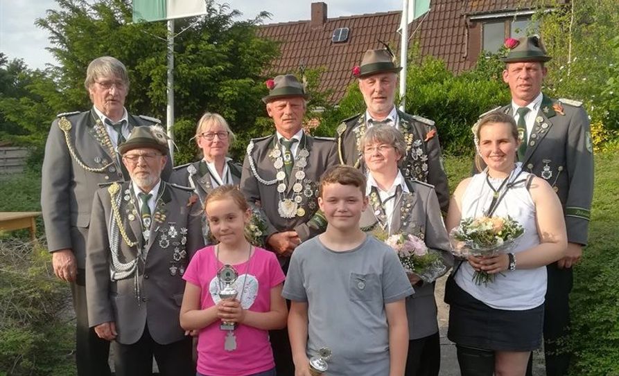 Es wurde am Ende des Vogelschießens mit dem Rumpf beim Barcheler Schützenfest  für die Damen und Herren auf dem Vogel spannend.In beiden Fällen brauchte man etliche Schüsse damit der letzte Teil viel. Gegen 18 Uhr am Sonntag ertönten vom Schießstand erlösende Jubelrufe, wobei sich Holger Schulz gegen vier weitere Königsanwärter durchsetzte. Königin Claudia Bilkau trägt für ein Jahr die Königswürde. Vizekönig wurde Udo Müller und Vizekönigin wurde Ann-Christin Grabow. Seniorenkönig wurde Günter Kürschner und Kinderkönigin Julja Alpers und Vizekönig der Kinder wurde Lennart Fromm. Foto: eb