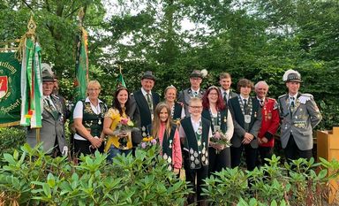 Voller Stolz kann der Schützenverein Hesedorf verkünden: „Unser Königshaus ist vollständig besetzt.“ In diesem Jahr herrschte großer Andrang auf die Königswürde. Allerdings konnten einige Königsanwärter keinen Schuss mehr abgeben, da bereits nach dem zweiten Schuss der König feststand. Betriebsfeuerwehrmann Sven Albers (aus Günsburg Bayern - gebürtiger Hesedorfer ) brachte den Vogel ziemlich zügig zu Fall und erlang damit die Königswürde. Ihm zur Seite steht Königin Imke Rumrich. Die neuen Jugensmajestäten sind Marcel Bode und Katharina Wurf, bei den Kindern regieren Joris Meyer und Inja Motzkus. Alterskönigin Helga Flügge und Eike Kniemeyer als König aller Könige vervollständigen das Königshaus 2019. Foto: eb