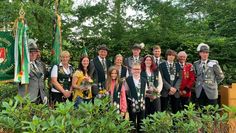 Voller Stolz kann der Schützenverein Hesedorf verkünden: „Unser Königshaus ist vollständig besetzt.“ In diesem Jahr herrschte großer Andrang auf die Königswürde. Allerdings konnten einige Königsanwärter keinen Schuss mehr abgeben, da bereits nach dem zweiten Schuss der König feststand. Betriebsfeuerwehrmann Sven Albers (aus Günsburg Bayern - gebürtiger Hesedorfer ) brachte den Vogel ziemlich zügig zu Fall und erlang damit die Königswürde. Ihm zur Seite steht Königin Imke Rumrich. Die neuen Jugensmajestäten sind Marcel Bode und Katharina Wurf, bei den Kindern regieren Joris Meyer und Inja Motzkus. Alterskönigin Helga Flügge und Eike Kniemeyer als König aller Könige vervollständigen das Königshaus 2019. Foto: eb