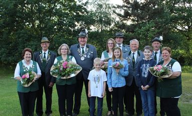 In Brillit feierte man sein Schützenfest und konnte am Ende ein fast vollständiges neues Königshaus präsentieren. Mit dem zwölften Schuss im dritten Durchgang setzte sich Matthias Grantz gegen seine Konkurrenten Hartmut Wolters, Heino Saltner, Tim Markowski durch. Spannender wurde es bei den Damen. Erst mit dem 54. Schuss fiel der Rumpf und machte Annika Köster zur Königin. Jugendkönig ist Niklas Kück, Kinderkönig Carsten Köster, Kinderkönigin Mayra Schomaker, Monarchenkönig Harald Grantz, Monarchenkönigin  Bianca Michaelis, Alterskönig Bernhard Czyzewski, Alterskönigin Ingrid Czyzewski. Foto: eb
