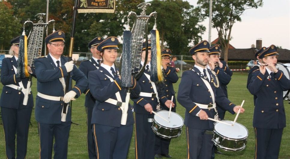 Der Spielmannzug Lilienthal-Falkenberg trug mit einer präzisen Performance beim Großen Zapfenstreich zu einem Gelingen des Jubiläumsabends bei.  Foto: sla