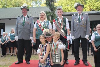 Die Kindermajestäten Lilly Douglas und Lasse Brückmann mit ffn-Morgenmän Franky.