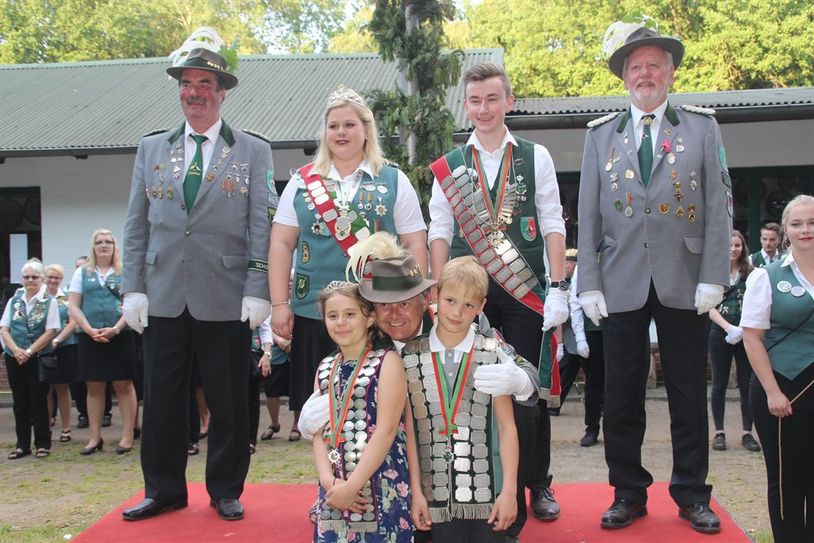 Die Kindermajestäten Lilly Douglas und Lasse Brückmann mit ffn-Morgenmän Franky.