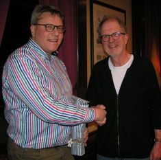 Der zweite Vorsitzende Stefan Feindt (l.) bedankt sich bei Jan-Birger Franze für sein langjähriges Engagement für Förderverein und Gymnasium. Foto: eb
