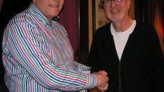 Der zweite Vorsitzende Stefan Feindt (l.) bedankt sich bei Jan-Birger Franze für sein langjähriges Engagement für Förderverein und Gymnasium. Foto: eb