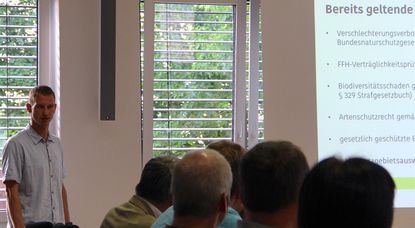 Christoph Kundler vom Amt für Naturschutz und Landschaftspflege des Landkreises informierte die Anwesenden über die rechtlichen Grundlagen, die zur neuen FFH-Verordnung führen.  Foto: ue