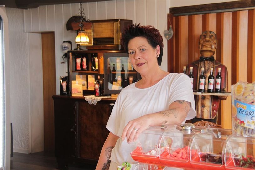 Doris Radecke eröffnete in Hülseberg ihren Back-Shop „Iss Was!?“. Hübsch hergerichtet im 50er und 60er Jahre Stil bekommen die Hülseberger nun wieder Waren vor Ort.   Foto: jm