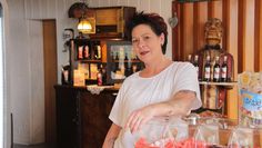 Doris Radecke eröffnete in Hülseberg ihren Back-Shop „Iss Was!?“. Hübsch hergerichtet im 50er und 60er Jahre Stil bekommen die Hülseberger nun wieder Waren vor Ort.   Foto: jm
