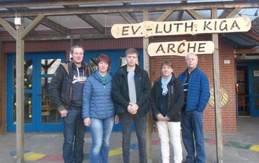 Tim Meyer, Anke Peper (CDU-Gemeinderats-Fraktion), David Bock, (Gruppe UKA/Linke),Heike Prigge und Rainer Katz (CDU-Gemeinderats-Fraktion) (v.li.) im Kindergarten Arche Hambergen.  Foto: eb